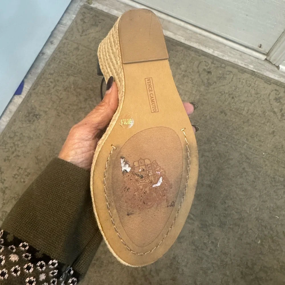 This is a Vince Camuto Felyn espadrille wedge sandal in black in size 6-6.5
